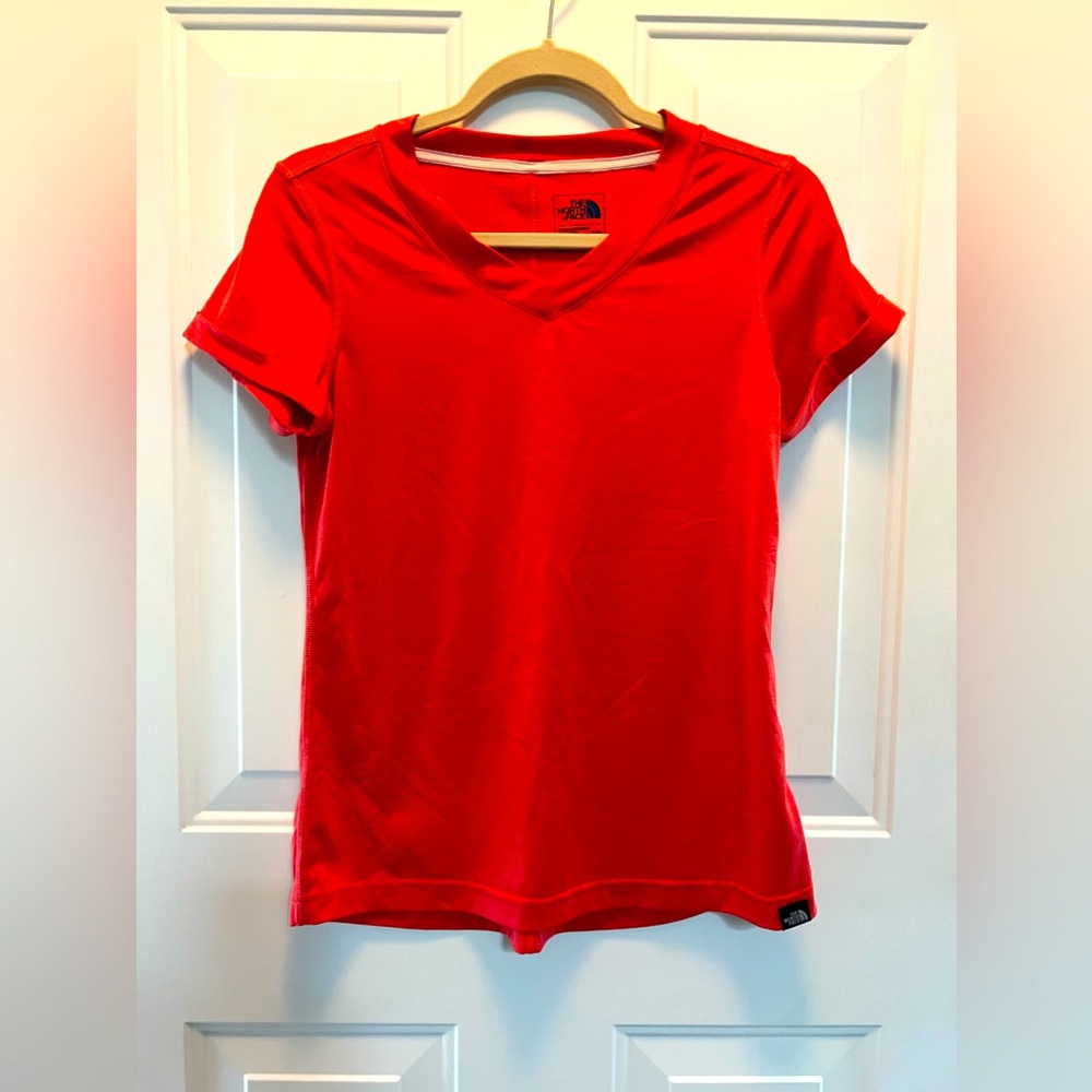 EUC Small Petite North Face V-neck shirt. Only worn a few times